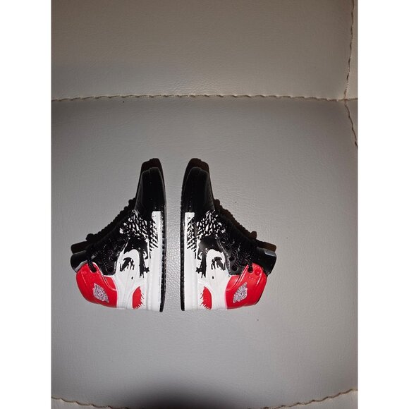 Mini Jordan 1 Custom - Picture 3 of 4